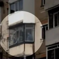 Agresorul din Onești nu voia să ucidă. Aici, în balcon, cu victimele. Captură Digi24