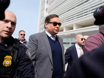 Fostul congresmen George Santos a executat doar trei luni din condamnarea de 87 de luni, pedeapsă comutată de Donald Trump Foto: profimediaimages.ro