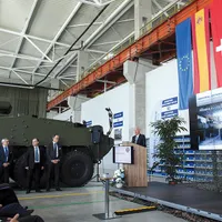 Asamblarea transportoarelor Piranha V la Uzina Mecanică București s-a oficializat în noiembrie 2019, în prezența ambasadorului american Hans Klemm - Foto: INQUAM PHOTOS/ Octav Ganea