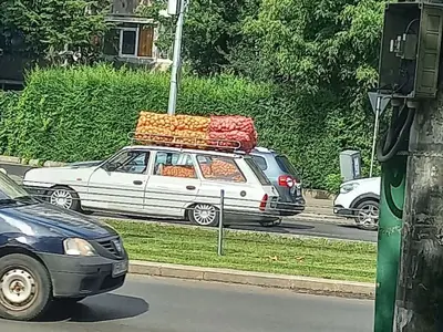 „Camionul” Dacia 1310 Break își face treaba și după 20 de ani. „Cocoșată” de cartofi și ceapă - Foto: Facebook/Masini Romanesti