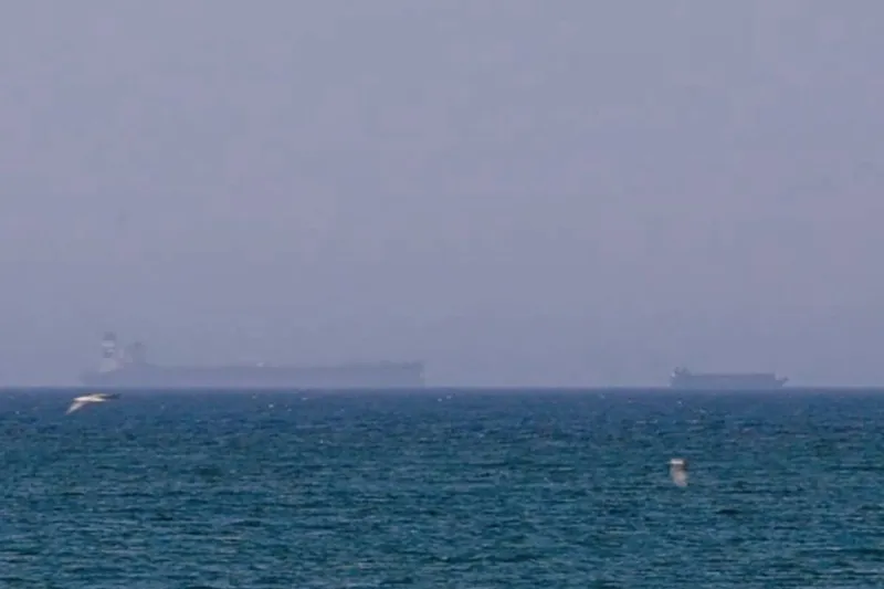 Vase comerciale de diferite categorii aştept&acirc;nd &icirc;n Golful Oman terminarea blocajului Str&acirc;mtorii Ormuz - Foto: Profimedia Images