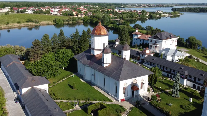 Unul dintre cei mai iubiți preoți de la Biserica Cernica a murit. Părintele Ioachim avea 49 de aniUnul dintre cei mai iubiți preoți de la Biserica Cernica a murit. Părintele Ioachim avea 49 de ani Foto: video.calator.ro (fotografie cu caracter ilustrativ)
