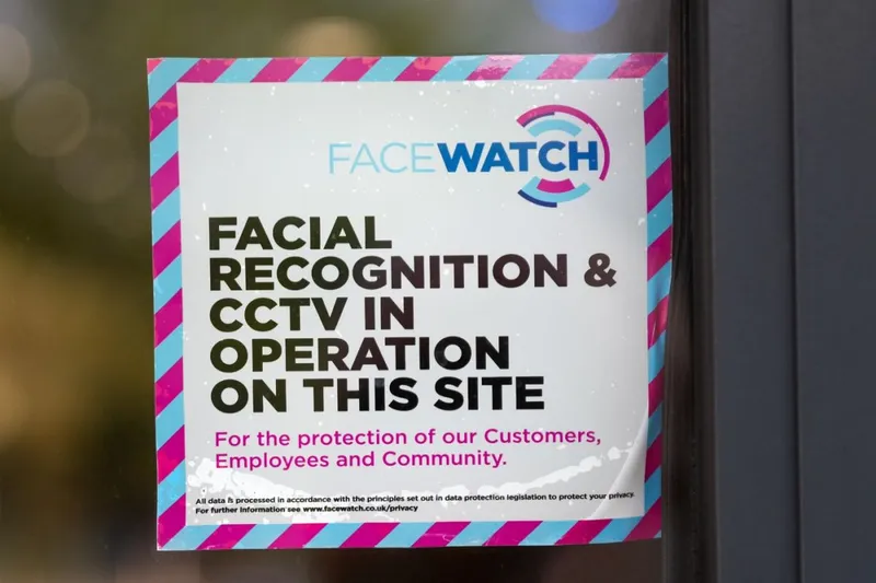 Panou de avertizare Facewatch, la ușa unui supermarket. Facewatch e un sistem automat de recunoaștere facială, care utilizează o cameră digitală - Foto: Profimedia Images
