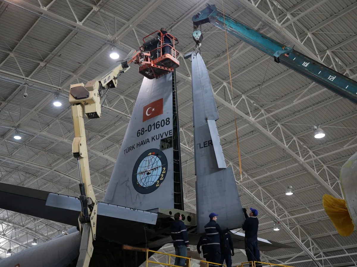 Montajul unei aeronave C-130 la Direcția a 2-a a Fabricii de Întreținere Aeriană din Kayser - Foto: Profimedia Images