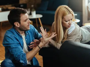 Un bărbat a aflat că e căsătorit cu fosta logodnică, fără să semneze. A găsit certificatul la ușă - Foto: Freepik (Imagine cu rol ilustrativ)
