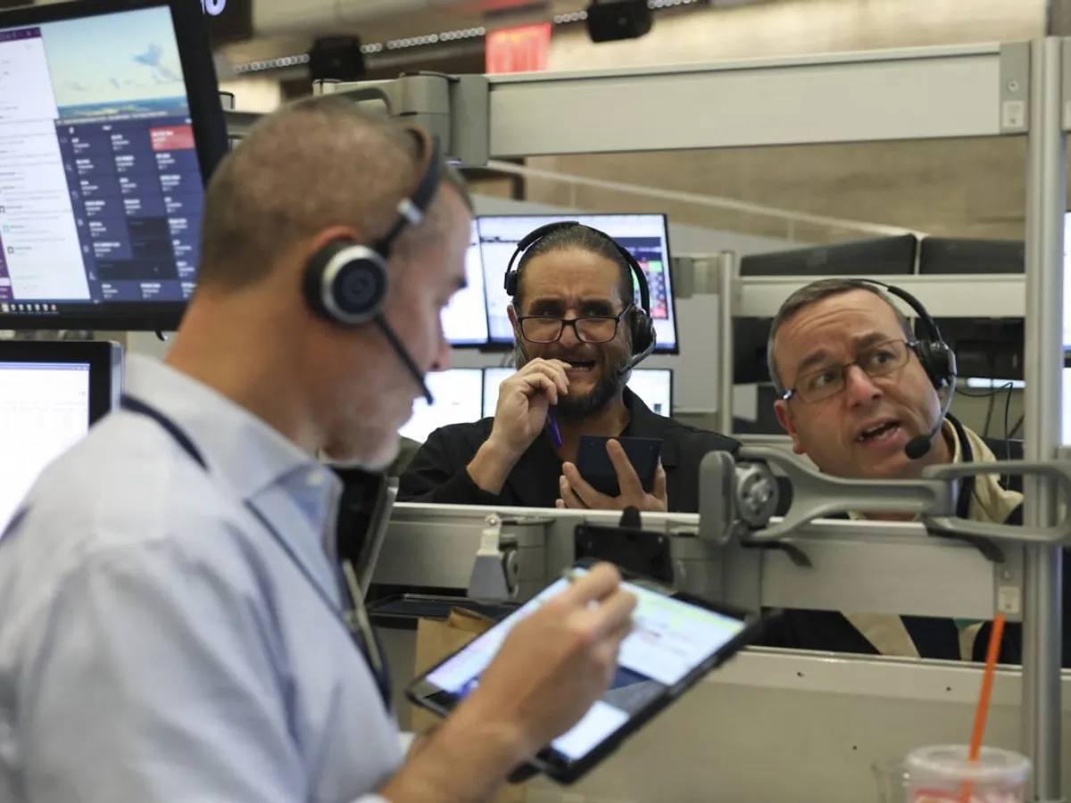Traderi de la New York Stock Exchange, urmărind evoluţia indicilor bursieri - Foto: Profimedia Images