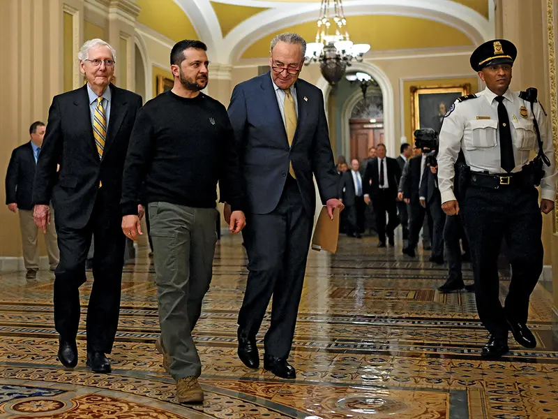 SUSȚINERE Președintele ucrainean Volodimir Zelenski, cu liderii Senatului SUA, Mitch McConnell, stânga, și Chuck Schumer, dreapta, la Washington, D.C., pe 12 decembrie 2023