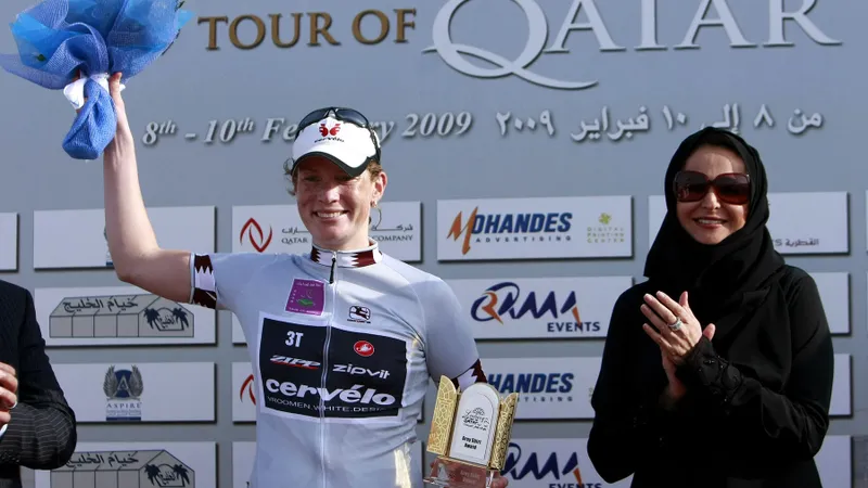 Ciclistul olandez Kirsten Wild alături de șeica Hanadi bint Nasser al-Thani, vicepreședinte al Consiliului de administrație al Qatar Motor/Foto: Profimedia Images