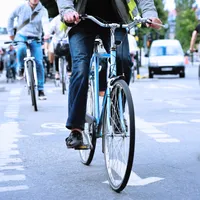 Producătorii de automobile, obligați să promoveze mersul pe jos și cu bicicleta în Franța. / Foto: motorward.com