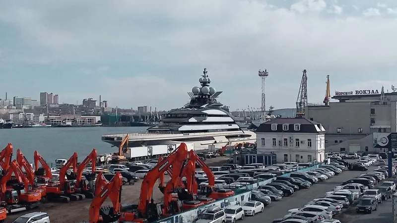 Ambarcaţiunea de 142 de metri, supranumită "The North", care aparține unui apropiat al lui Putin, a fost văzută joi de localnici lângă intrarea în portul din Hong Kong - Foto: Profimedia Images