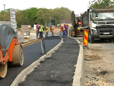 VIDEO Primăria unui mare oraș din România, obligată de instanță să asfalteze și să pună trotuare. Reclamanta a primit și „despăgubiri m