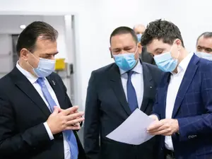 Prefectul Capitalei, Traian Berbeceanu, alături de  premierul Orban și primarul Nicușor Dan, într-o vizită efectuată duminică la call-center-ul DSP. Sursa foto: Facebook Traian Berbeceanu