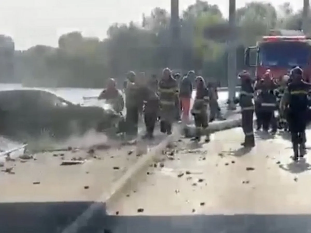 Un copil de 13 ani a furat mașina familiei cu un prieten de 12 ani. S-au înfipt într-un stâlp - Foto: Facebook/Info Trafic
