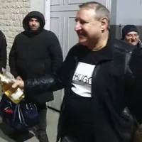 Interlopul Petre Geamănu, care a aruncat doi nepalezi la câini, a petrecut în fața arestului Foto: captură video Facebook