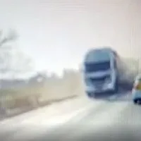 Incident șocant în Teleorman: 2 șoferi de tir, ar fi strivit intenționat un bătrân dintr-o dubă. Captură video