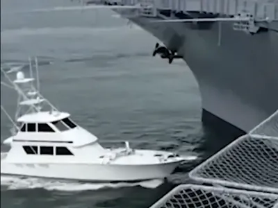 Momentul în care un iaht lovește portavionul muzeu USS Midway - Foto: X/ @FoxNews - Captură foto