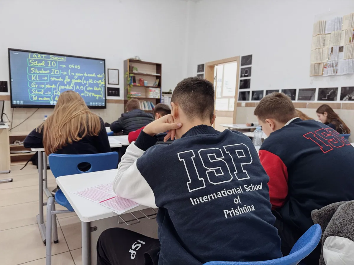 Școala începe luni cu schimbări majore. Ce îi așteaptă pe elevi în anul școlar 2026-2027?