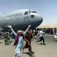 După plecarea americanilor, talibanii s-au rugat și au făcut poze în avioanele de pe pistă/FOTO: wttw.com