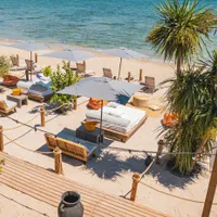 Stațiunea Olimp revine pe harta fițelor: 2 șezlonguri – 200 lei, rezervare masă restaurant – 500 lei - Foto: moussaybeachclub.com
