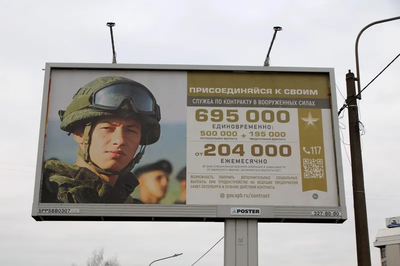 Un panou de recrutare „Servicii contractuale în Forțele Armate ale Federației Ruse” la Sankt Petersburg - Foto: Profimedia Images