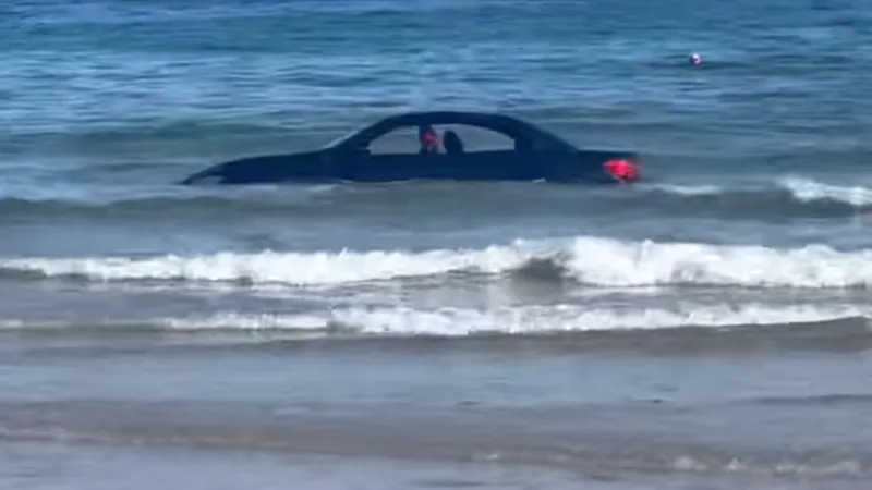 Un „smecher” cu BMW a rămas fără bolidul său după ce parcat pe plajă - Foto: Facebook/ St Agnes Coastguard Search & Rescue Team