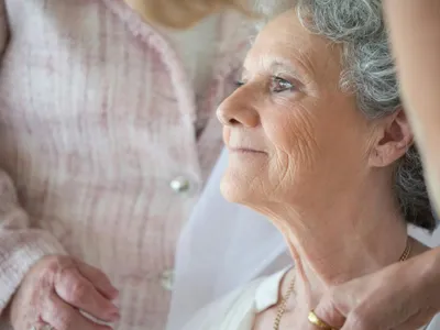 Portret al unei femei în etate cu părul argintiu - Foto: Pexels/Kampus Production