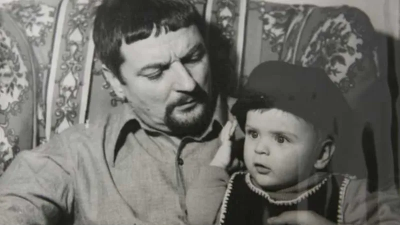 Recunoașteți personajul? Băiețelul care a ajuns cel mai carismatic muzician - Foto: Facebook / imagine cu caracter ilustrativ