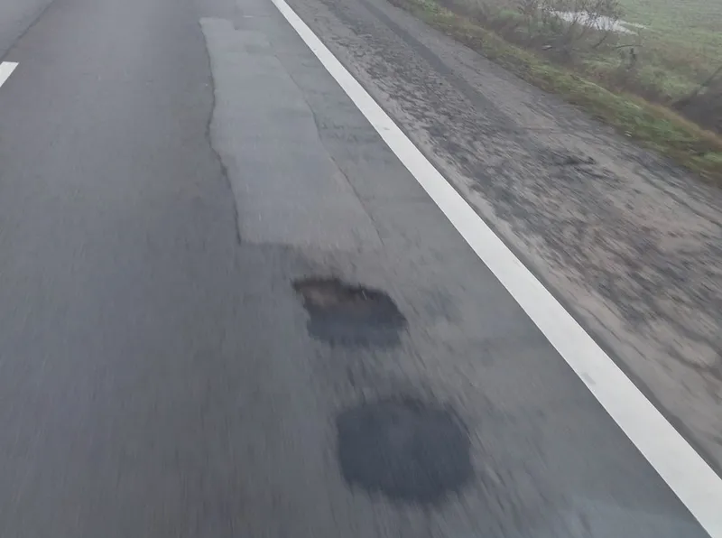 Autostrada București – Pitești, ca după bombardament - Foto: Facebook / România Fără Gropi