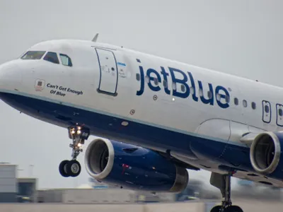 Un avion a pierdut brusc altitudinea în timpul zborului. Mai mulți pasageri au ajuns la spital după aterizarea de urgenţă