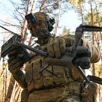 Soldații ruși se luptă cu bețe împotriva dronelor ucrainene - Foto: Profimedia Images (imagine cu caracter ilustrativ)