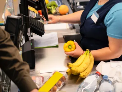 Casieră în supermarket - Foto: Magnific (rol ilustrativ)