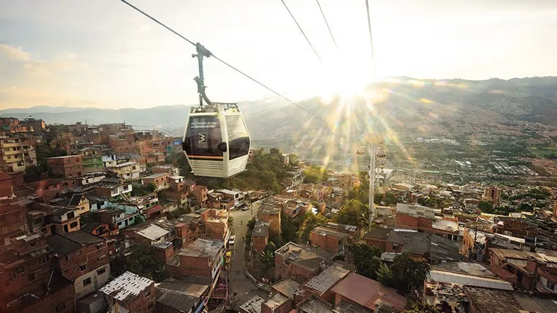 CĂLĂTORII ÎN AER Gondola din Medellín, inaugurată în 2004, nu este doar o atracție
turistică. Este, de asemenea, un sprijin pentru mulți dintre cei mai săraci locuitori și un simbol
al transformării orașului.