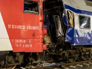 Un tren a lovit un autoturism în Dâmbovița . Cum au scăpat nevătămați cei din mașină Inquam Photos / Ovidiu Iordachi (imagine cu caracter ilustrativ)