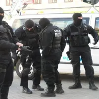 Au aruncat 130.000 € pe geam și drogurile la WC când au venit „mascații” peste ei. Aveau de toate - Foto: Ziarul de Iași/ Imagine cu caracter ilustrativ