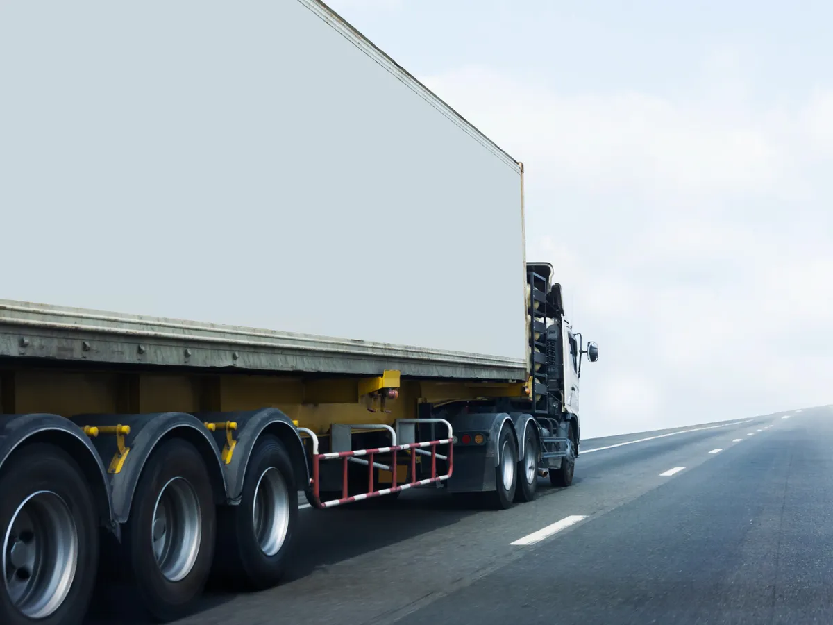 „Suntem nevoiți să mergem cu maxim 82 km/oră”. Scumpirea carburanților pune presiune pe transportatorii