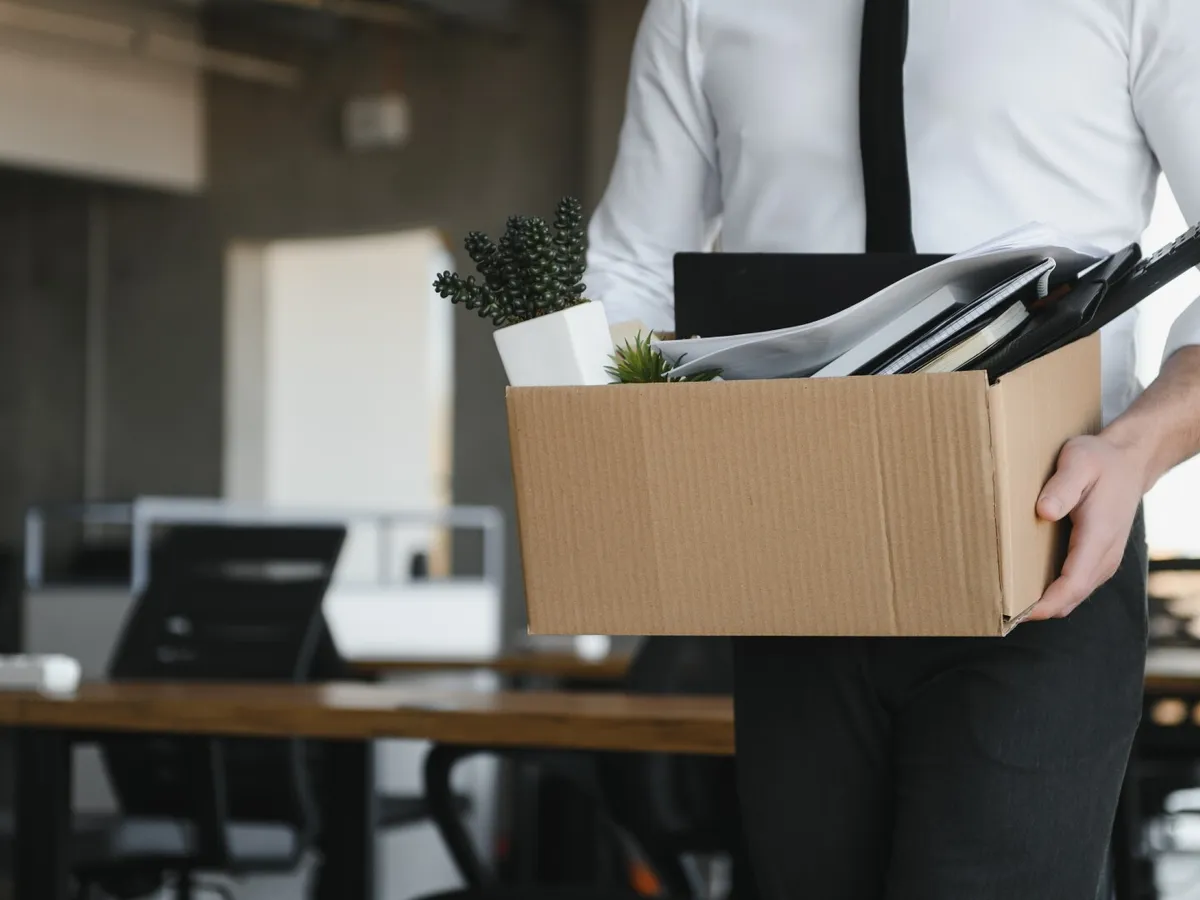 Bărbat care este concediat și își cară lucrurile - Foto: Shutterstock (rol ilustrativ)