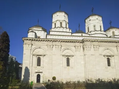 Propagandă antivaccinare cu cipuri și ADN modificat în pronaosul Mănăstirii Golia din Iași/FOTO: ziaruldeiasi.ro