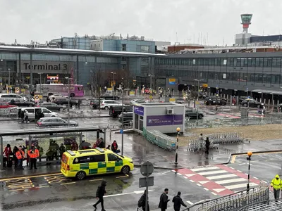 Mai multe salvări au ajuns la Terminalul 3 de la Heathrow după un atac cu spray Foto: profimediaimages.ro