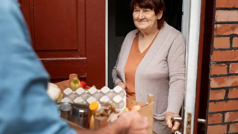 Escrocheria ”Ziua cafelei” îi lasă pe pensionari fără pensie. ”I-a cerut o semnătură și 100 de lei” - Foto: Freepik (rol ilustrativ)