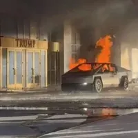O Tesla Cybertruck a explodat în fața hotelului lui Trump din Las Vegas. Un mort și 7 răniți - Foto: X