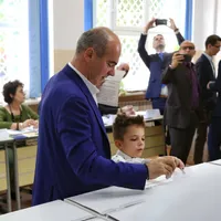 Rareș Bogdan, la vot. Foto Facebook