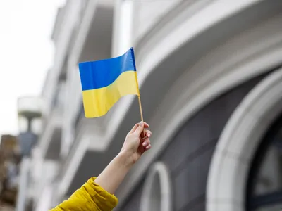 Persoană care ține steagul ucrainean - Foto: Magnific.com (Imagine cu rol ilustrativ)