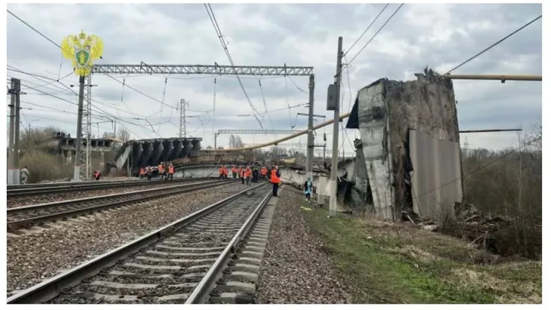 Momentul în care un pod cade în Smolensk. Principala rută de transport Rusia- Belarus, blocată - Foto: European Pravda