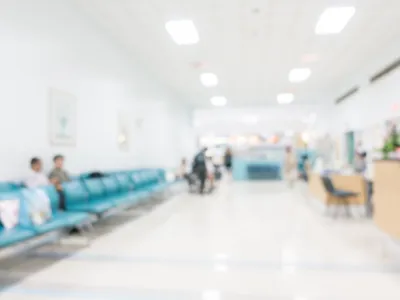 Un bolnav greu deplasabil a fost târât pe scări într-un spital deoarece liftul nu funcționa Foto: Freepik (fotografie cu caracter ilustrativ)