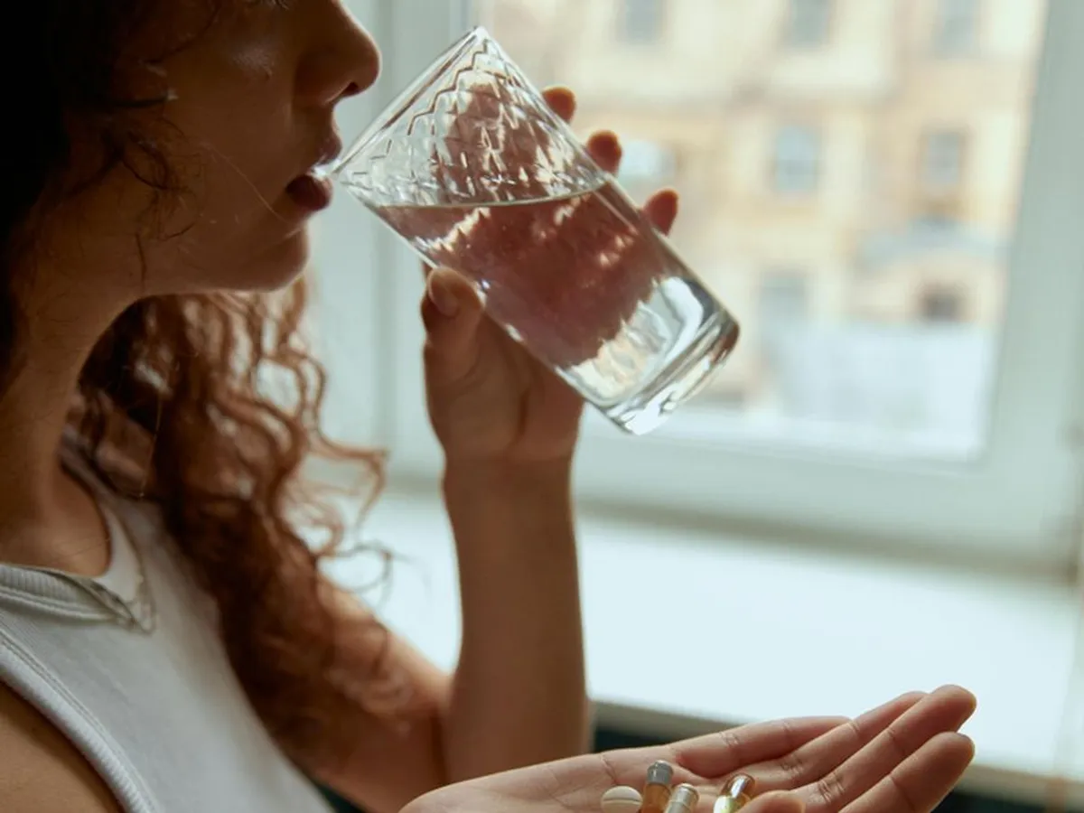 Femeie luându-şi medicamentele - Foto: Pexels/Darina Belonogova