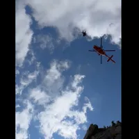 Salvare ca-n filme, cu elicopterul, de sub vârful Păpușa Mare. O femeie a căzut într-o râpă - Foto: captură video