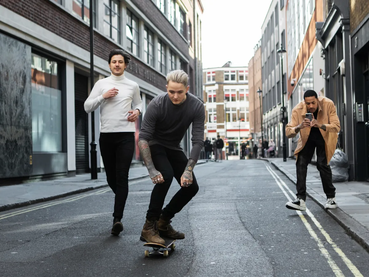 Băieți care se trag pe un skate - Foto: Freepik (rol ilustrativ)