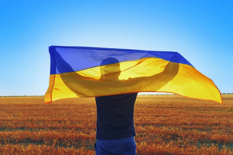 Bărbat care ține steagul Ucrainei în spate - Foto: Freepik (rol ilustrativ)