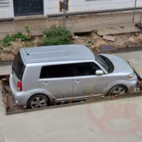 Cum a ajuns un șofer cu mașina blocată după ce drumarii au turnat beton în jurul mașinii. Motivul?  - Foto: Facebook / LDZ Zmotoryzowani Łodzianie