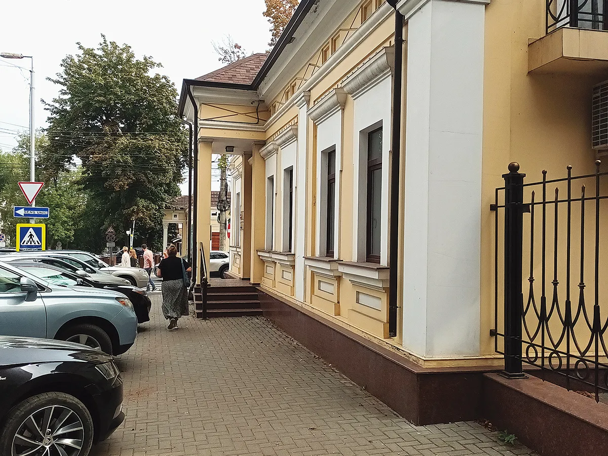 Case tipice pentru Chișinăul anilor 1900. Unele sunt renovate, altele suferă vizibil